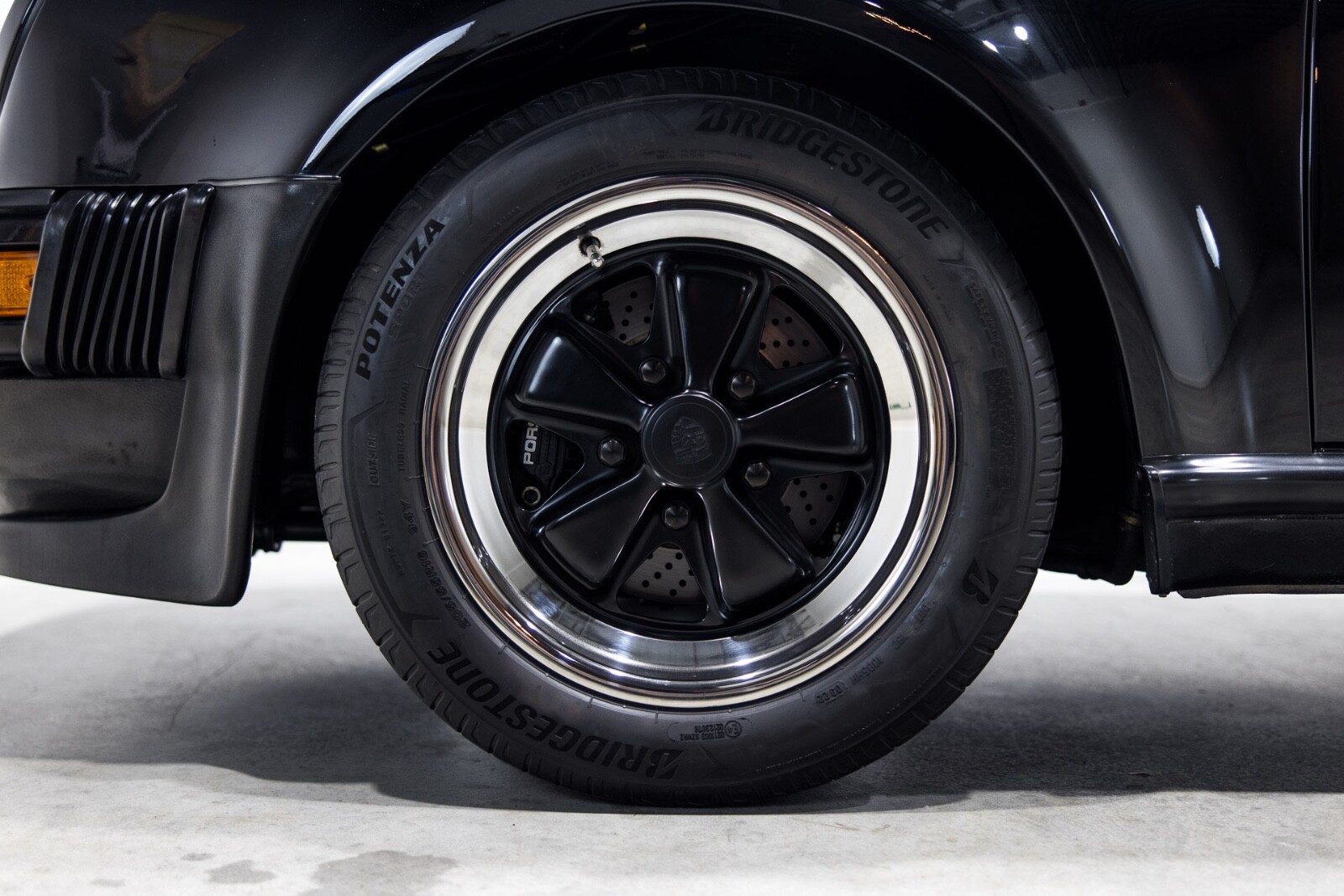 Porsche-911-1988-Coupe-16