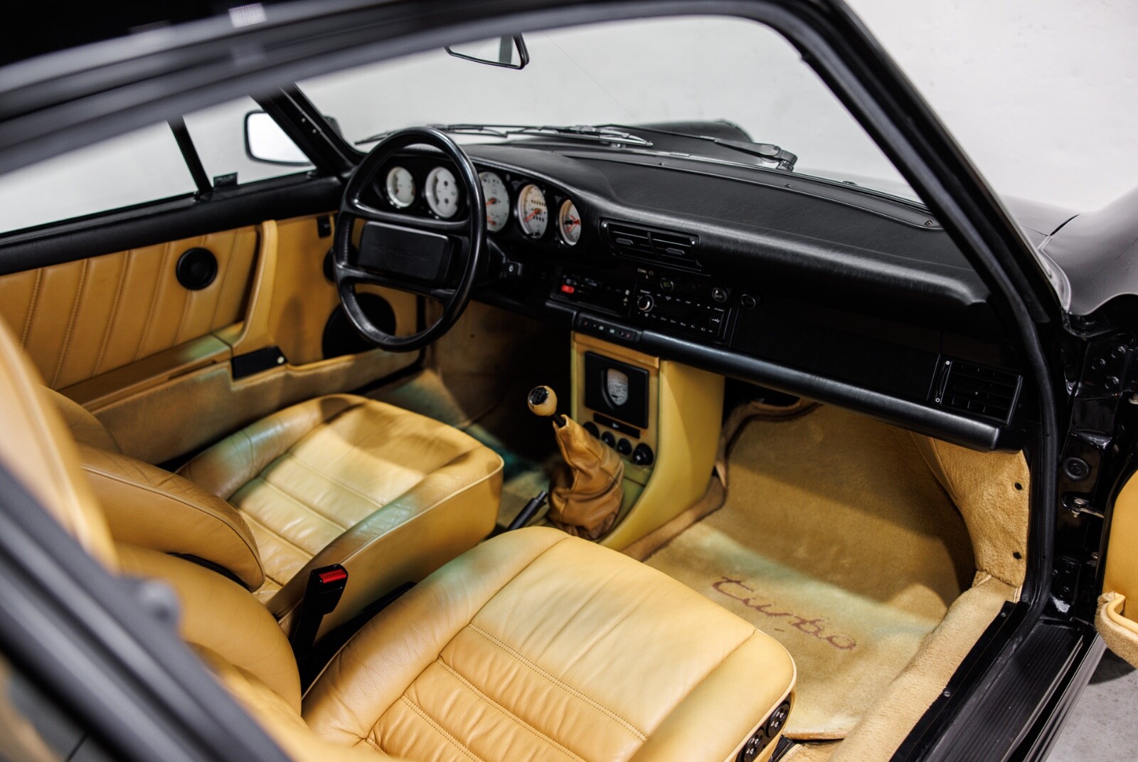 Porsche-911-1988-Coupe-27