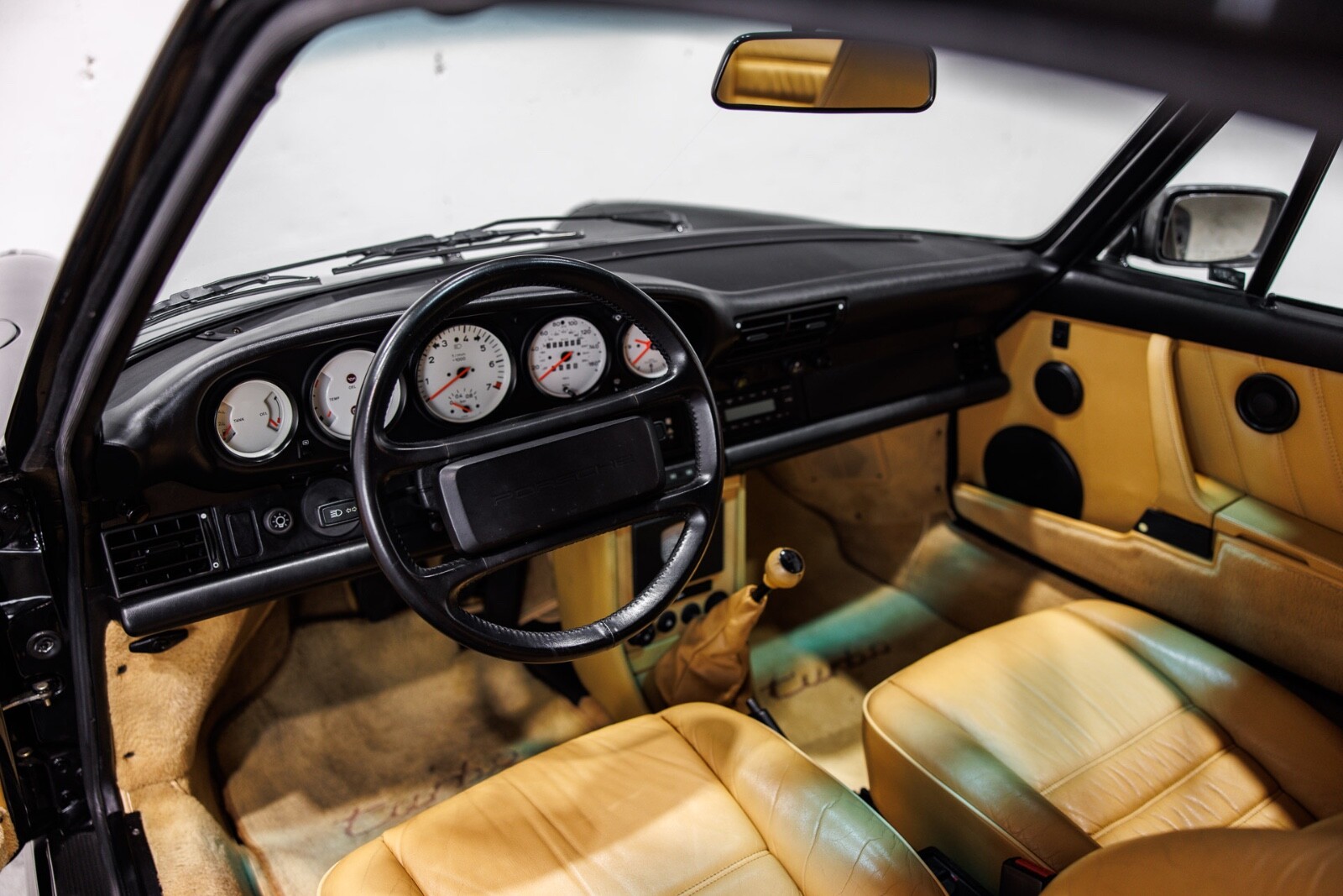 Porsche-911-1988-Coupe-30