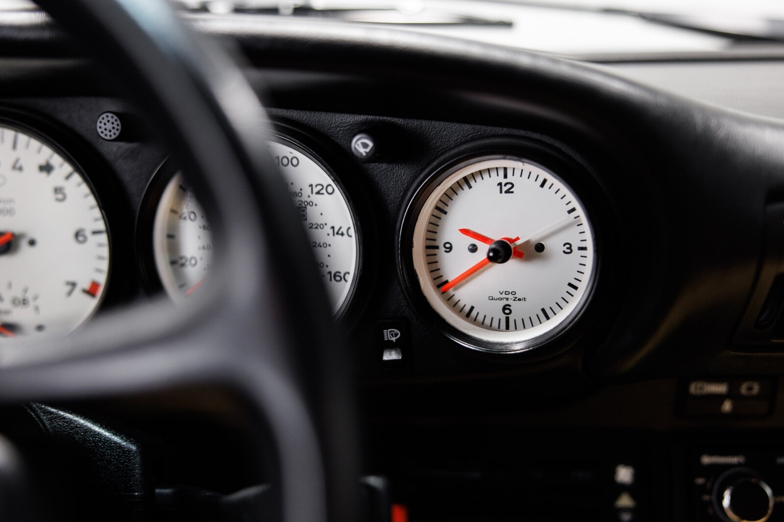 Porsche-911-1988-Coupe-32