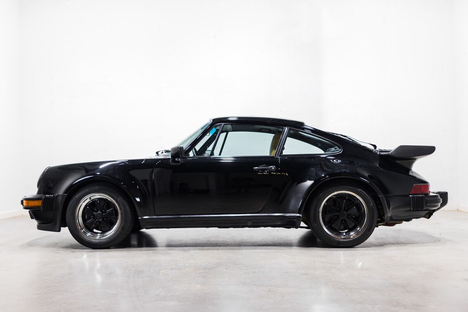 Porsche-911-1988-Coupe-9