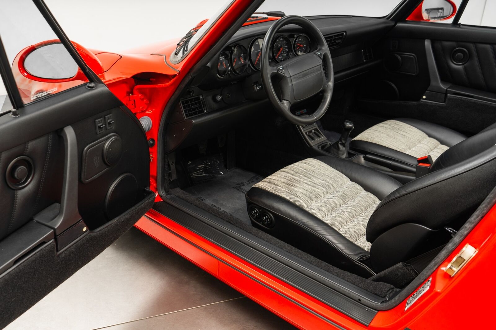 Porsche-911-1993-Coupe-21