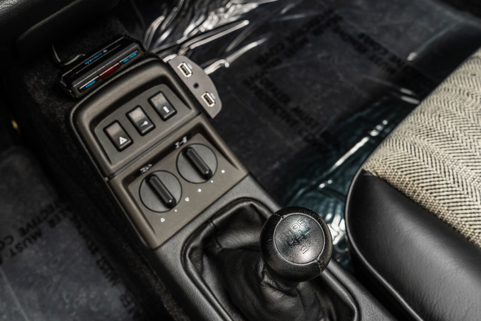 Porsche-911-1993-Coupe-30
