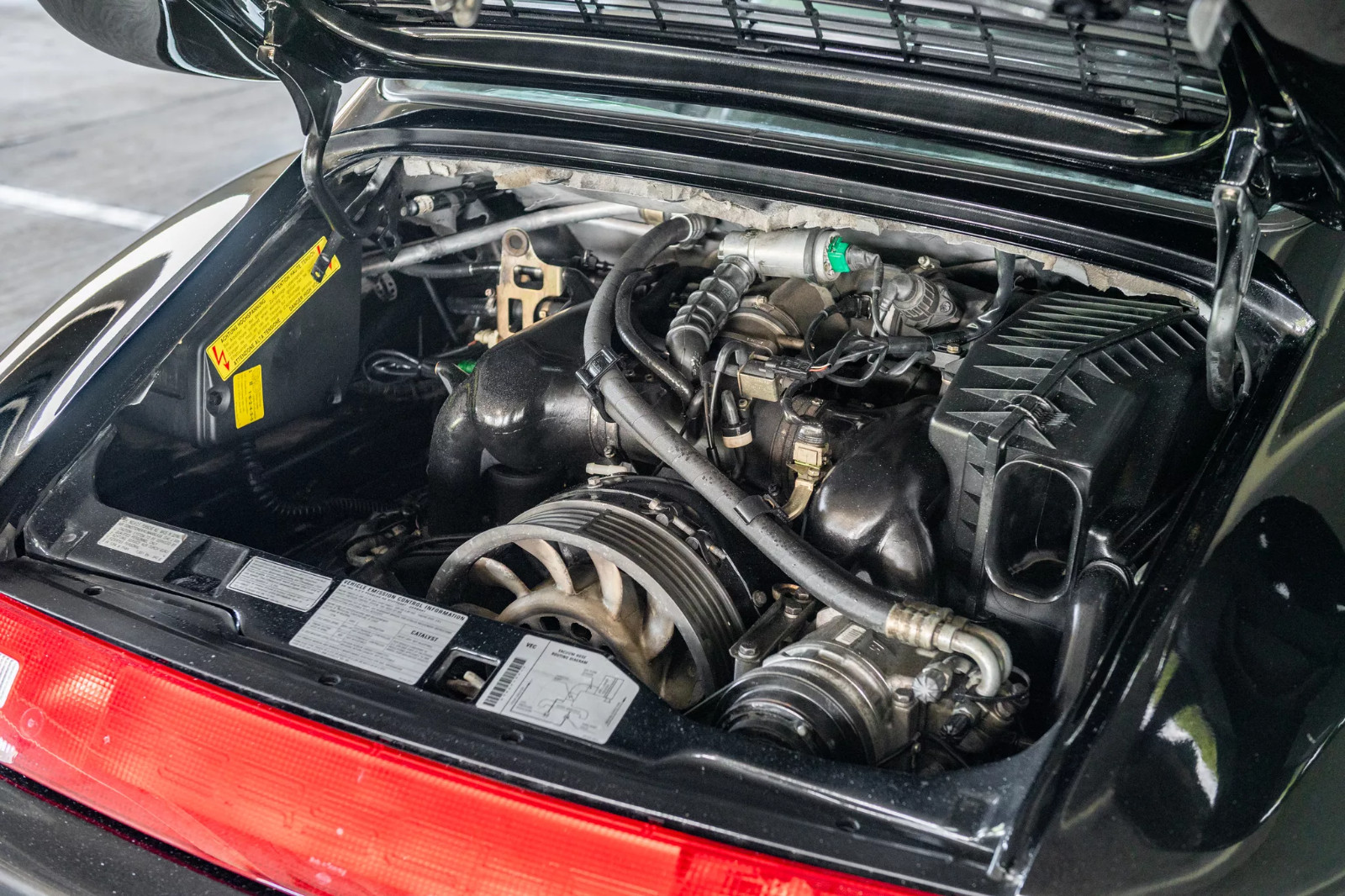 Porsche-911-1995-Coupe-37