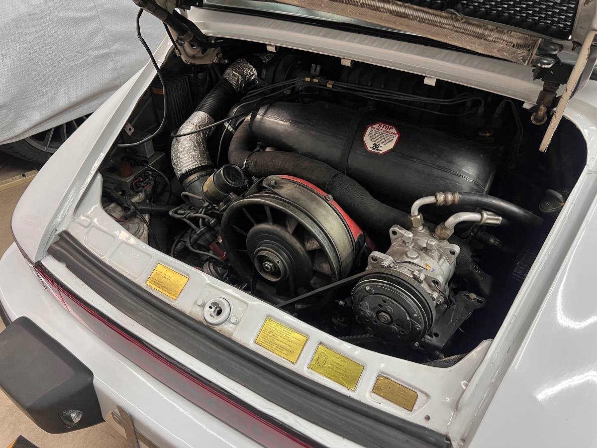 Porsche-911-coupe-1981-white-10