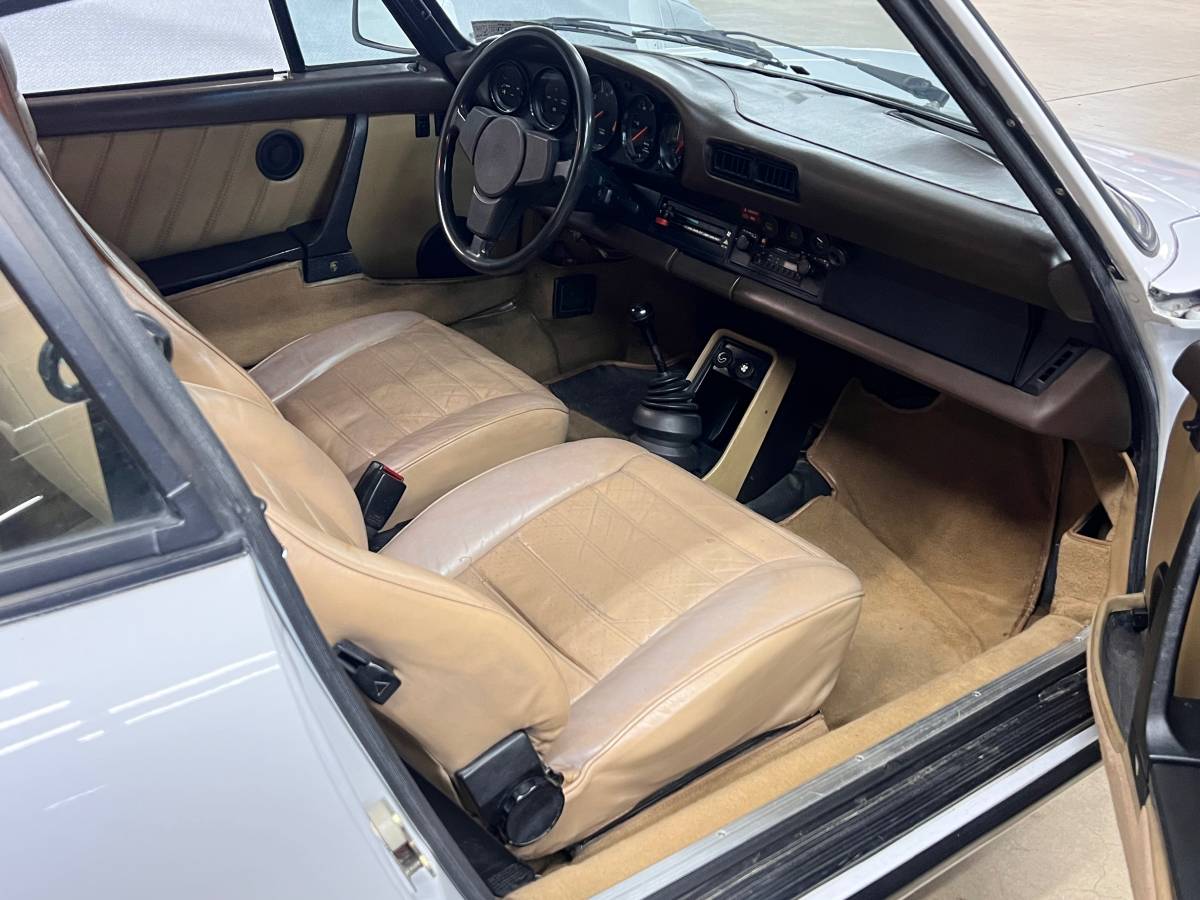 Porsche-911-coupe-1981-white-12