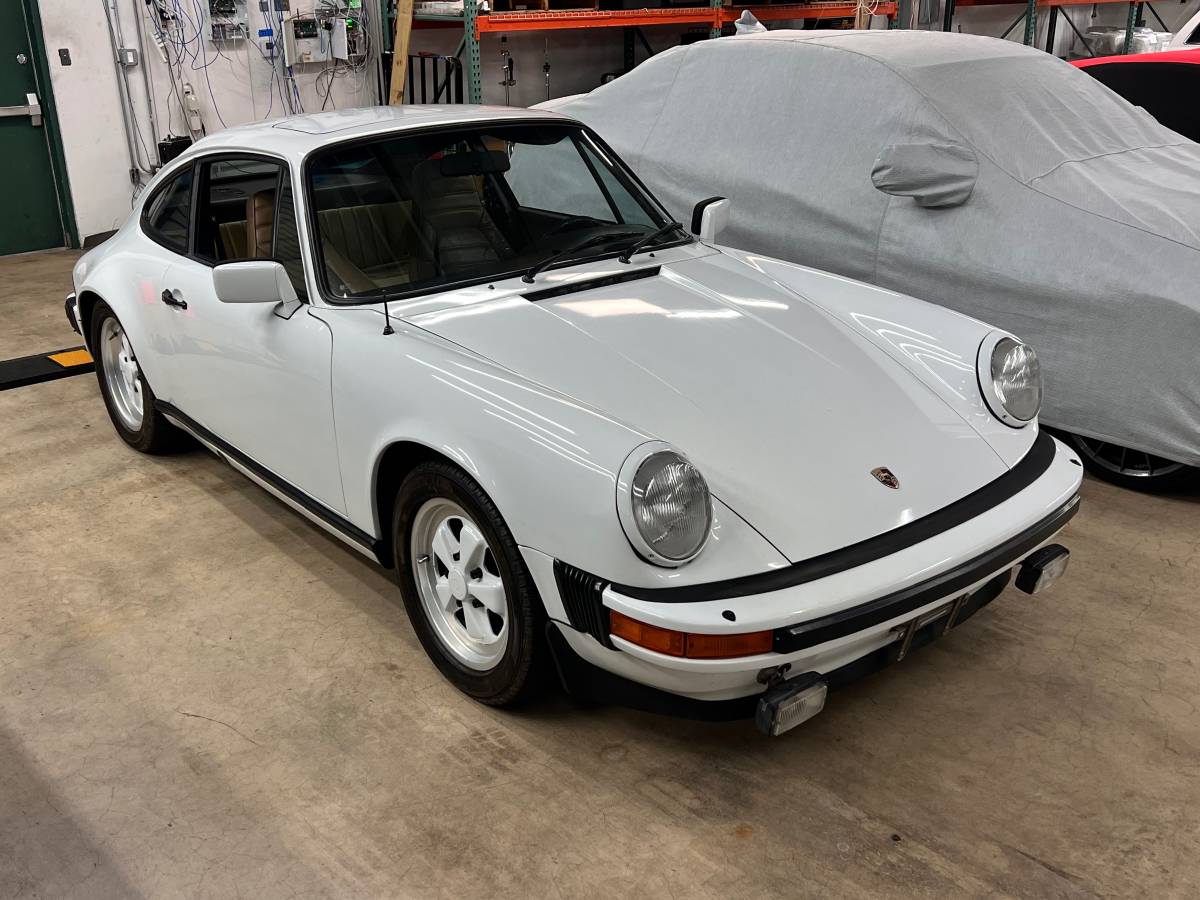 Porsche-911-coupe-1981-white