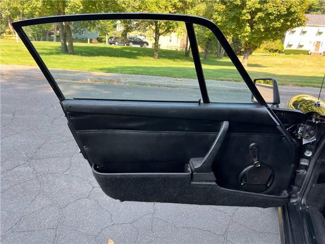 Porsche-911S-Coupe-Sunroof-1975-16
