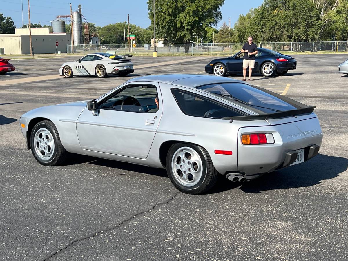 Porsche-928-1980-silver-21