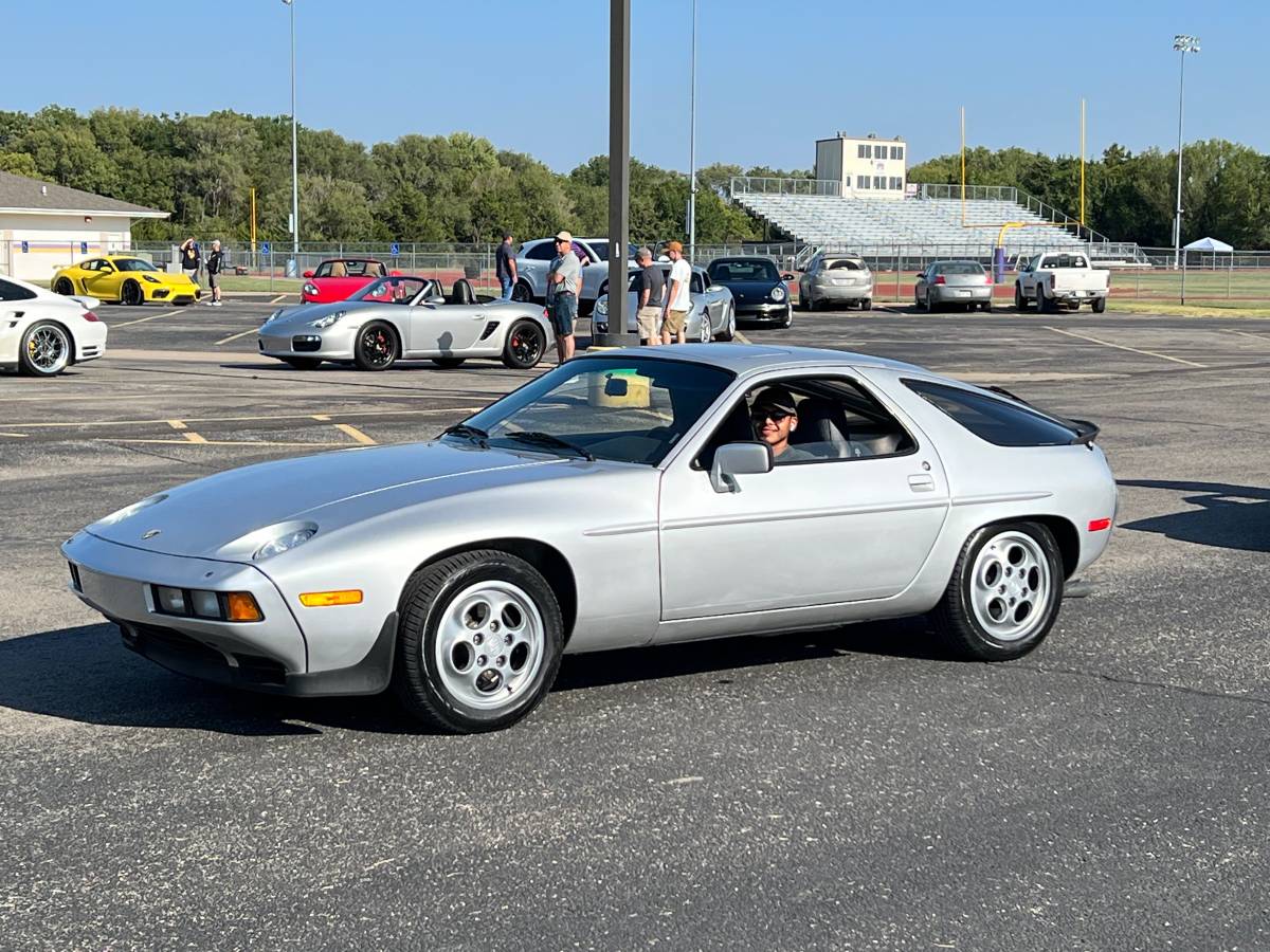 Porsche-928-1980-silver-5