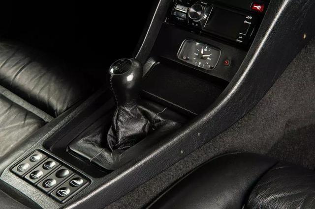 Porsche-928-1993-Coupe-10