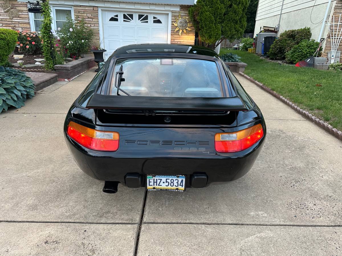 Porsche-928s4-1988-black-12