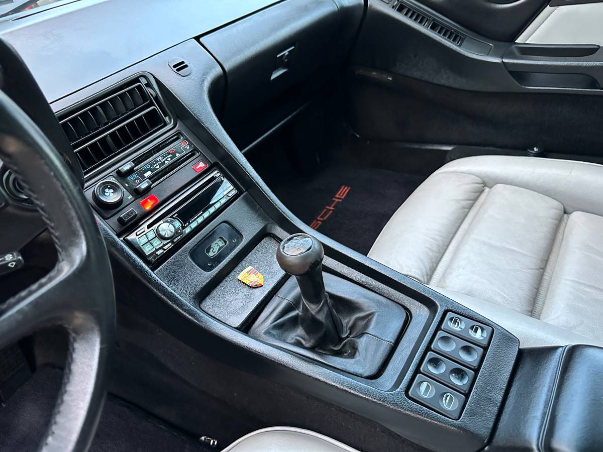 Porsche-928s4-1988-black-15