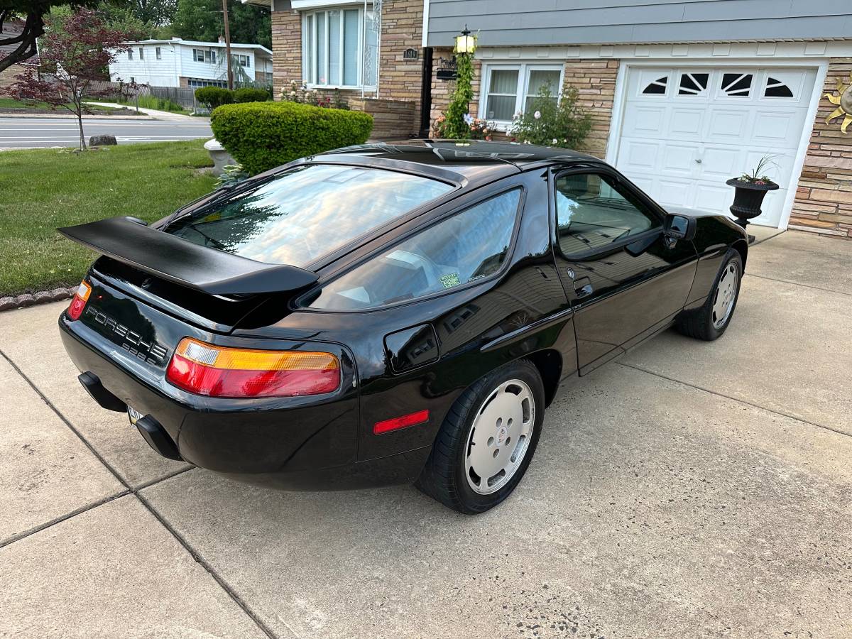 Porsche-928s4-1988-black-5