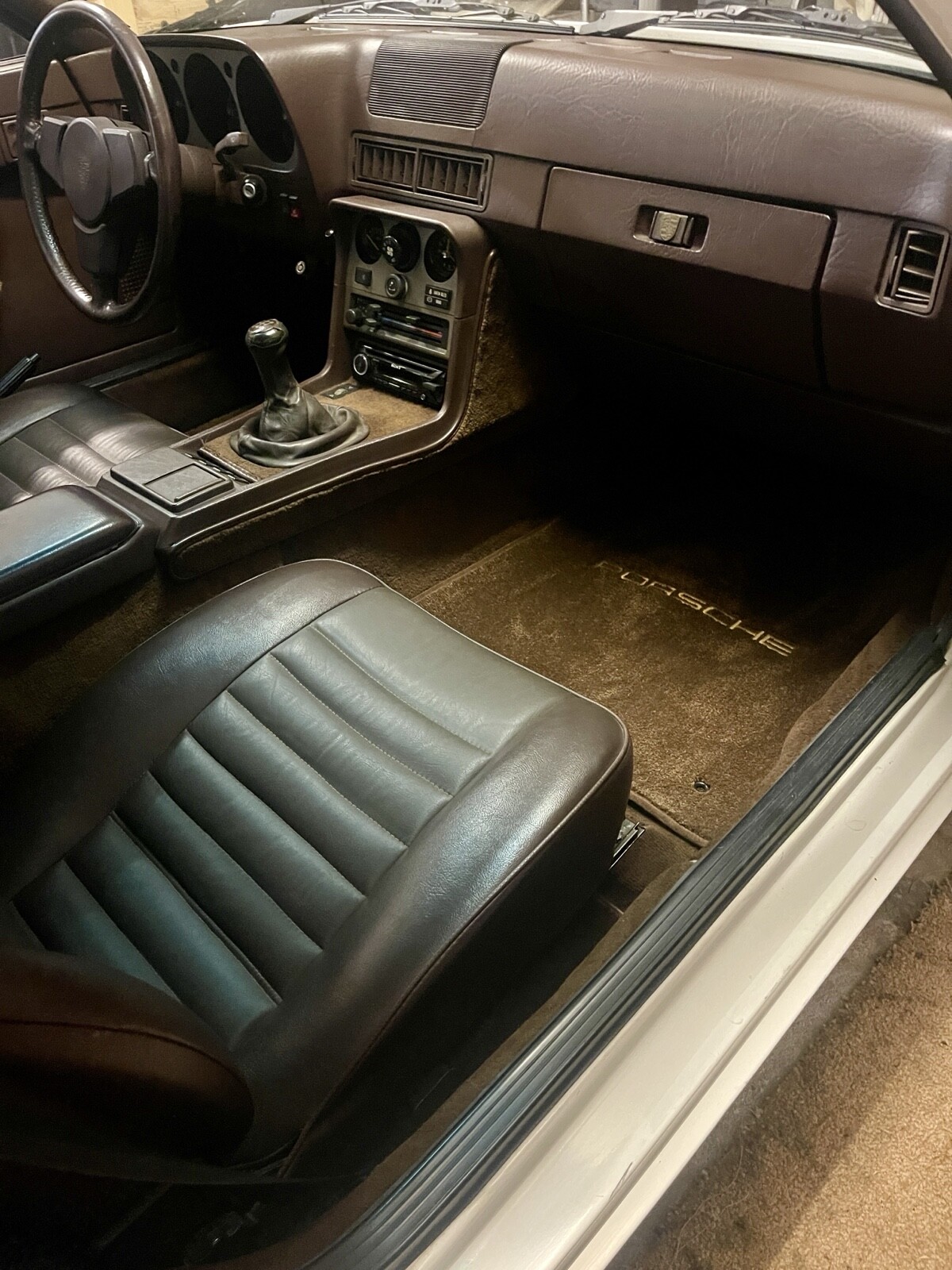 Porsche-944-1983-10