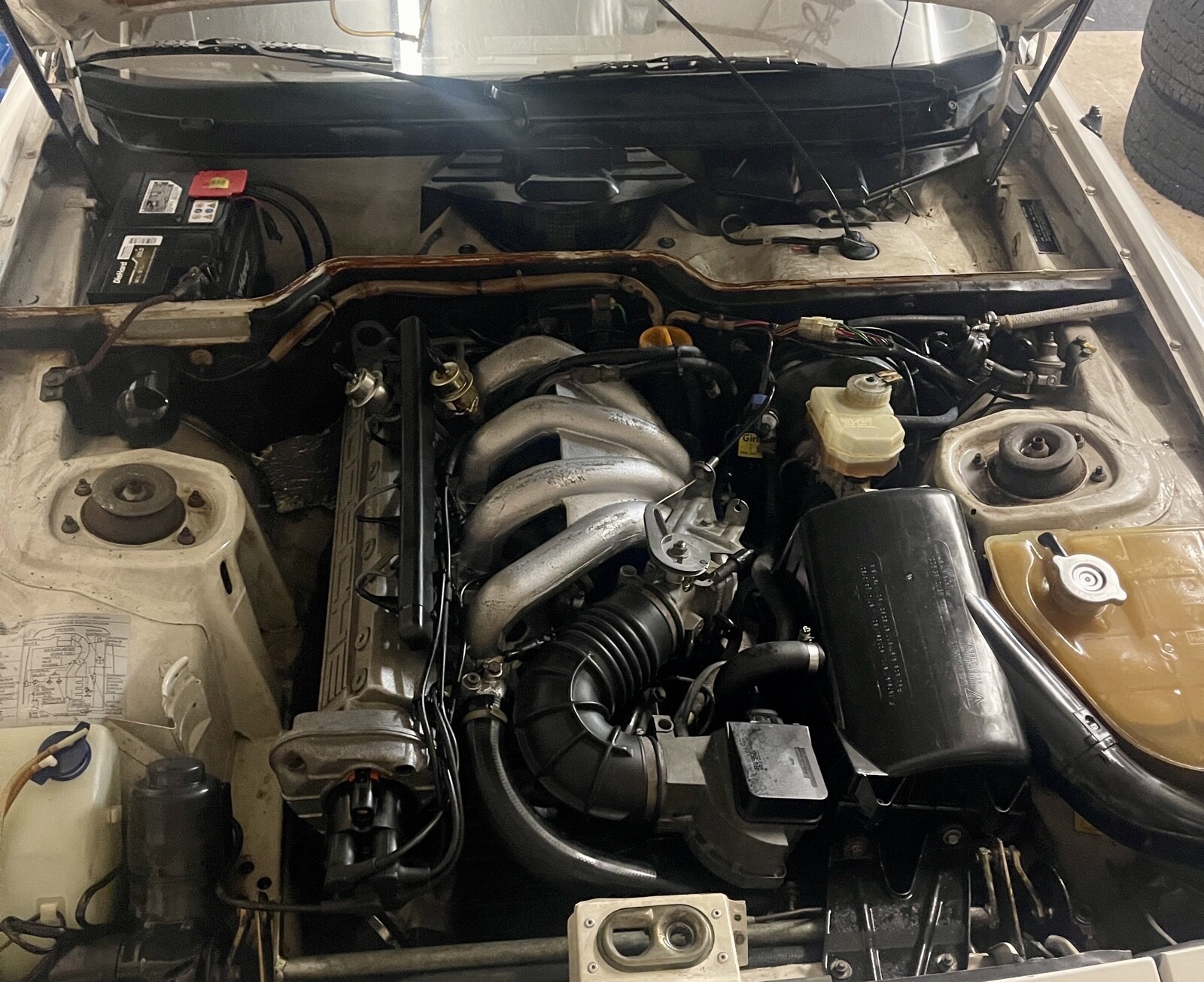 Porsche-944-1983-13