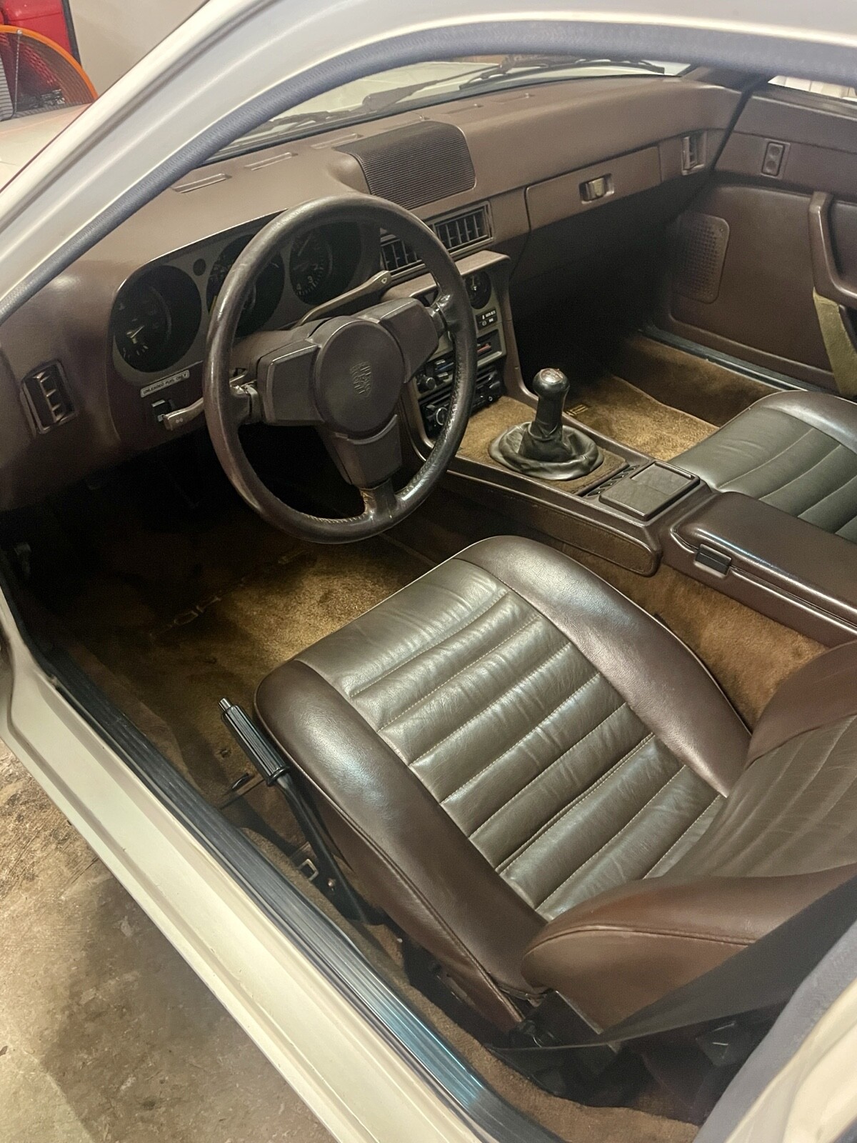 Porsche-944-1983-5