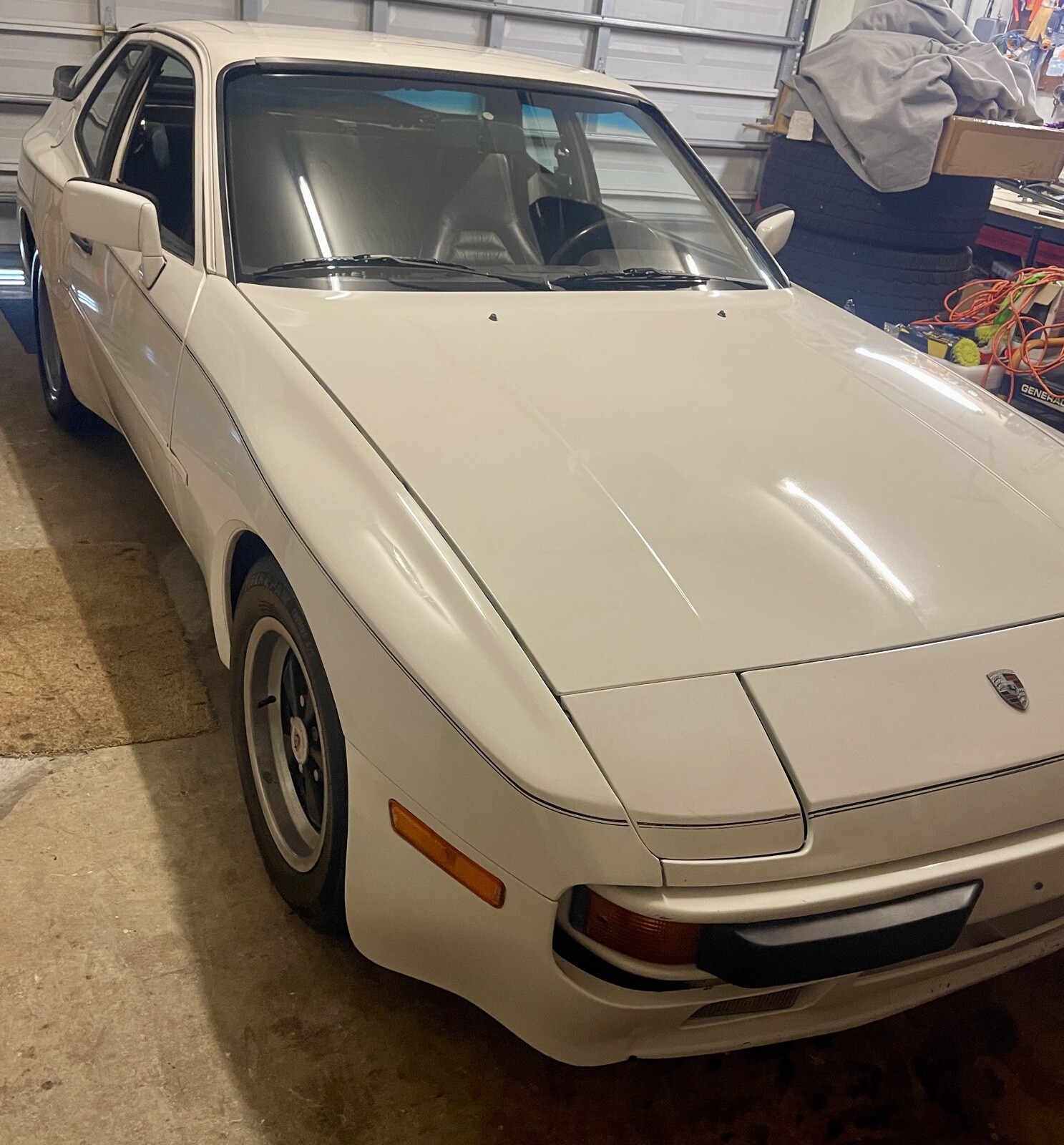 Porsche-944-1983