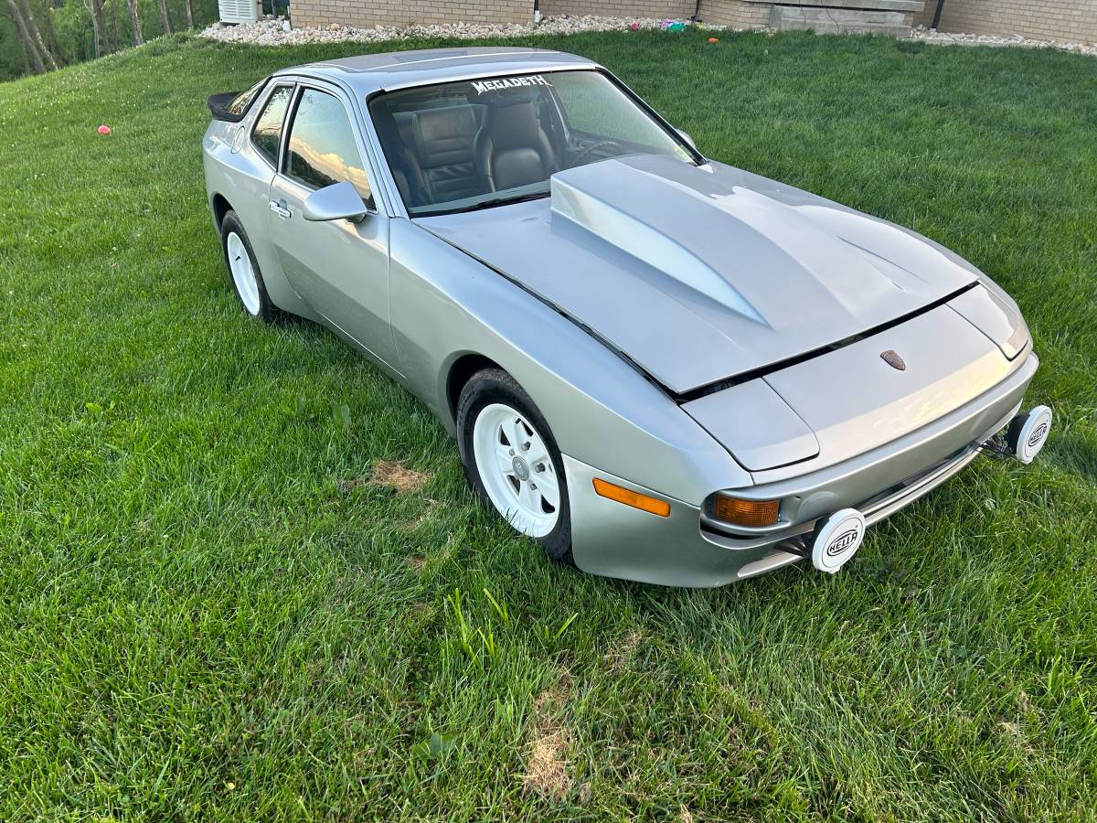 Porsche 944  1985 silver