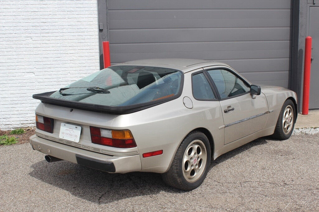Porsche-944-1988-Hatchback-2