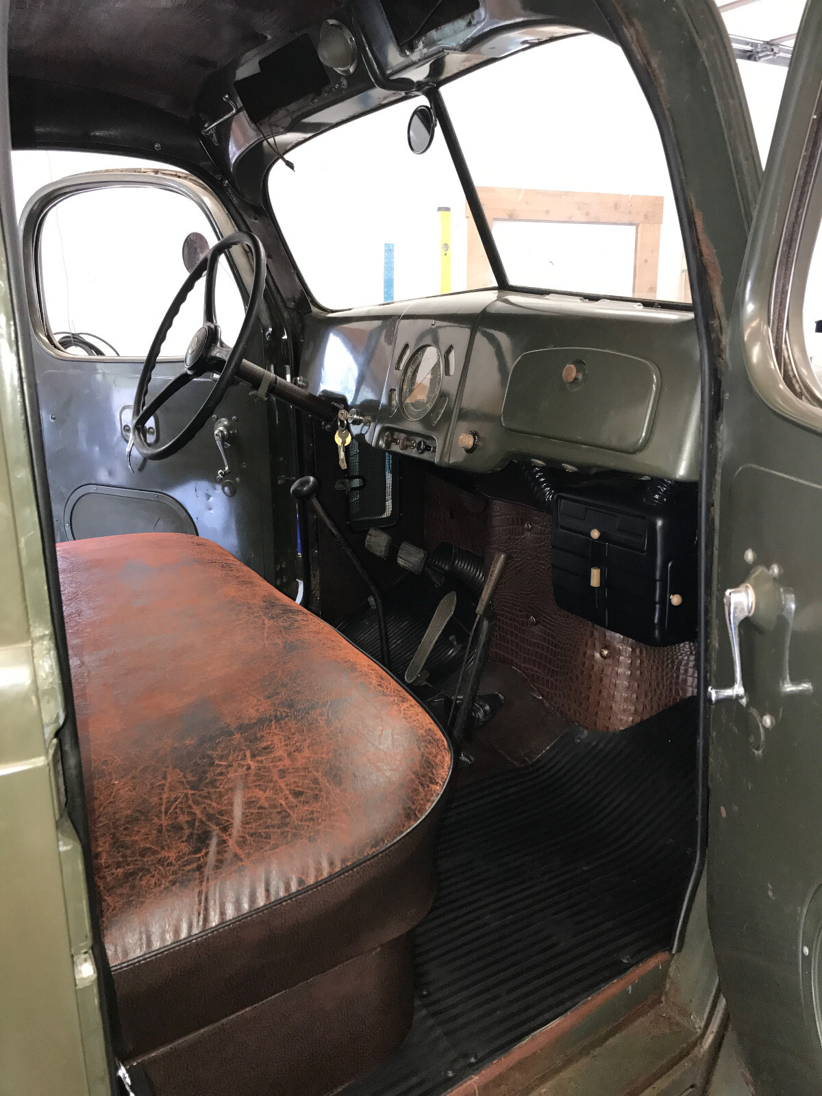 REO-Speedwagon-1949-Wagon-19