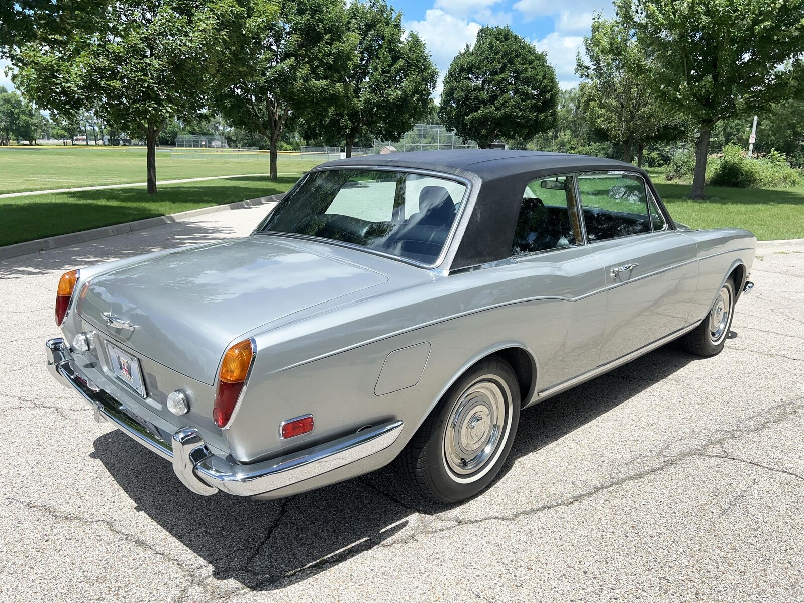 Rolls-Royce-Silver-Shadow-1970-2-door-coupe-13