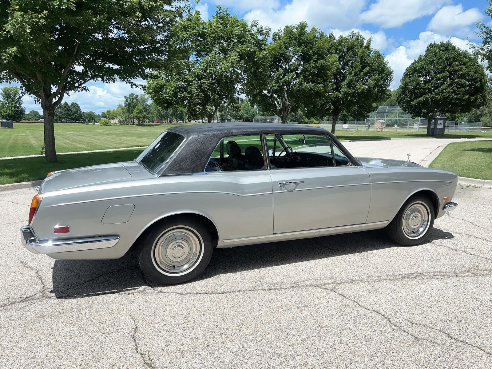 Rolls-Royce-Silver-Shadow-1970-2-door-coupe-14