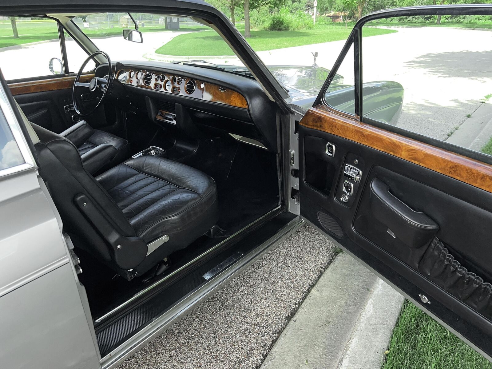 Rolls-Royce-Silver-Shadow-1970-2-door-coupe-18