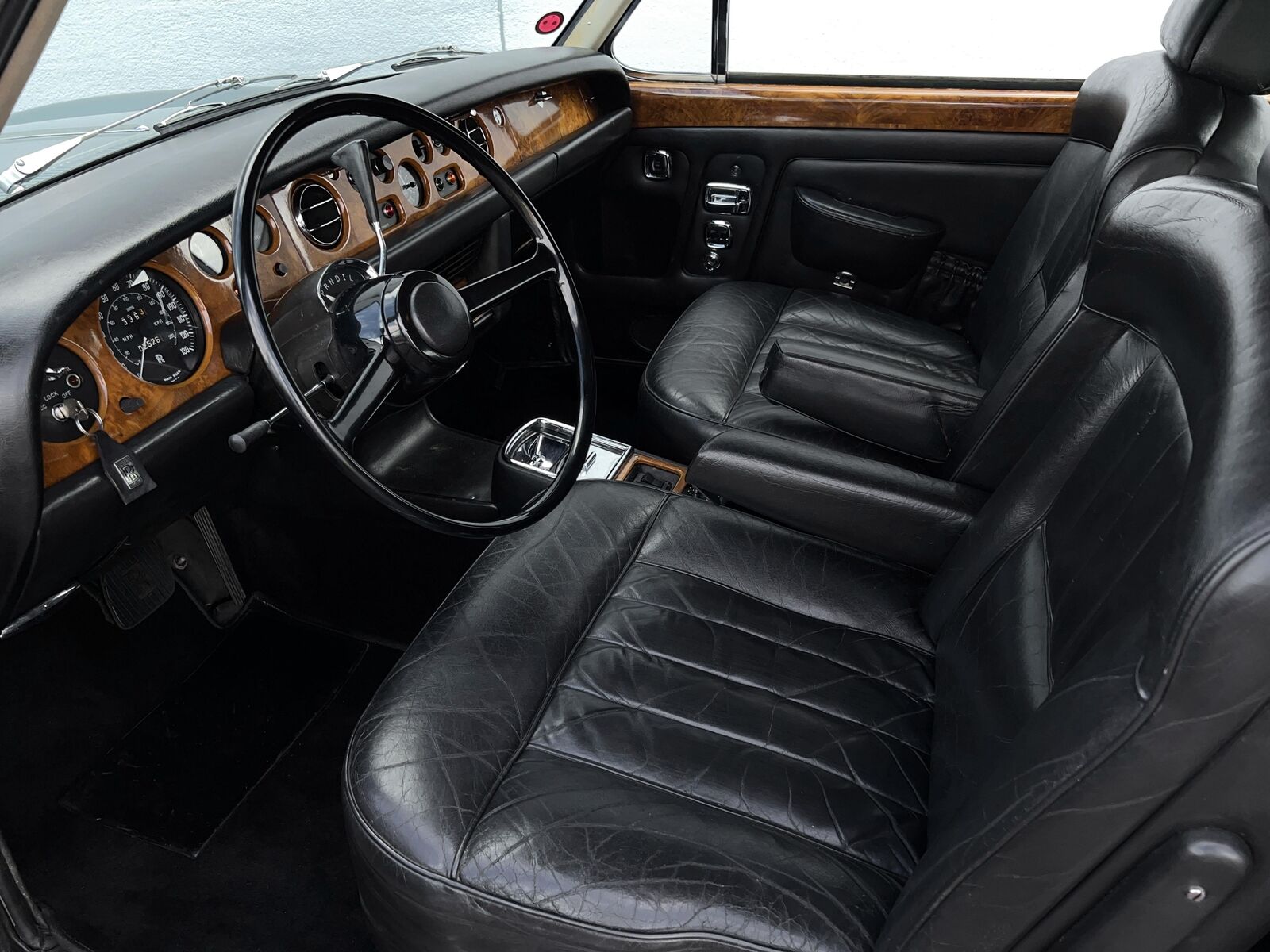 Rolls-Royce-Silver-Shadow-1970-2-door-coupe-20