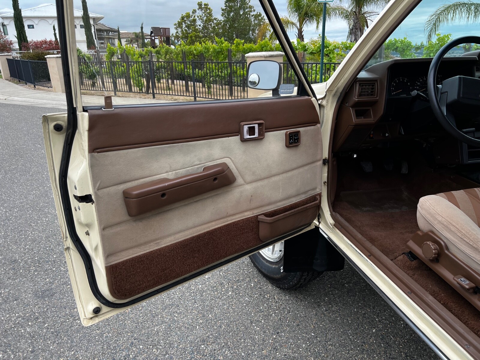 Toyota-4Runner-1984-SUV-21