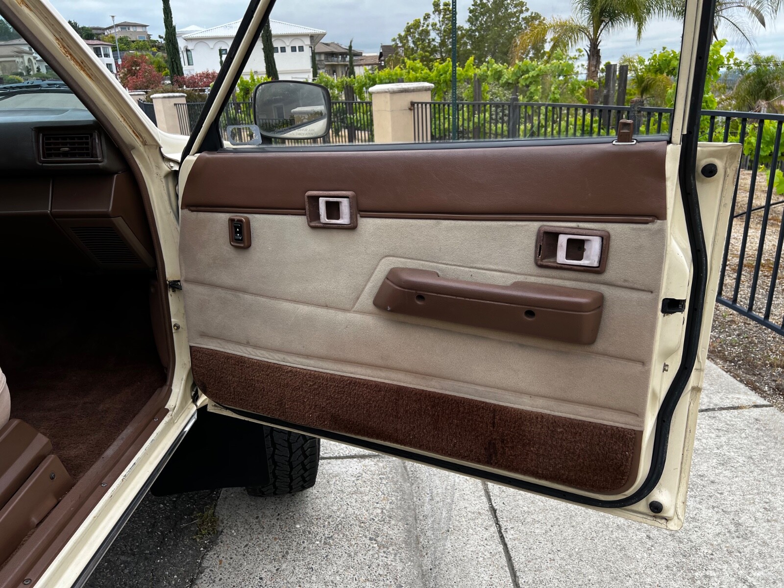 Toyota-4Runner-1984-SUV-24