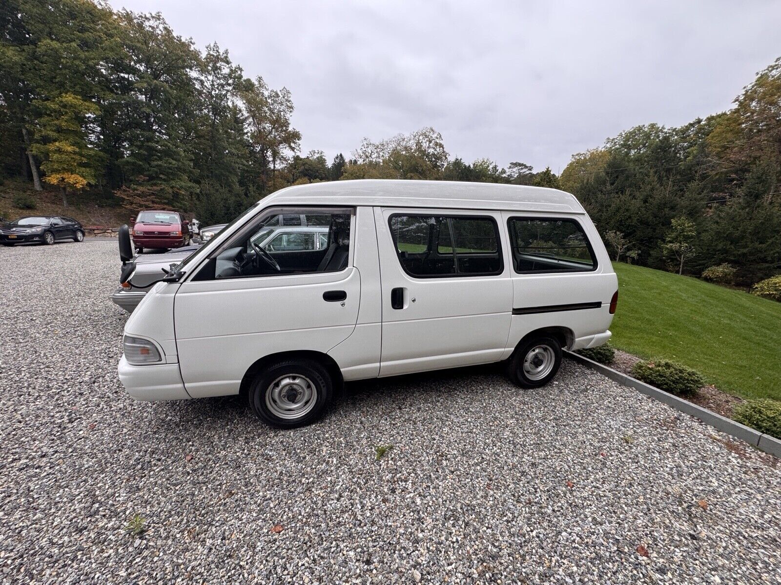 Toyota-Avalon-1995-Standard-Passenger-Van-1