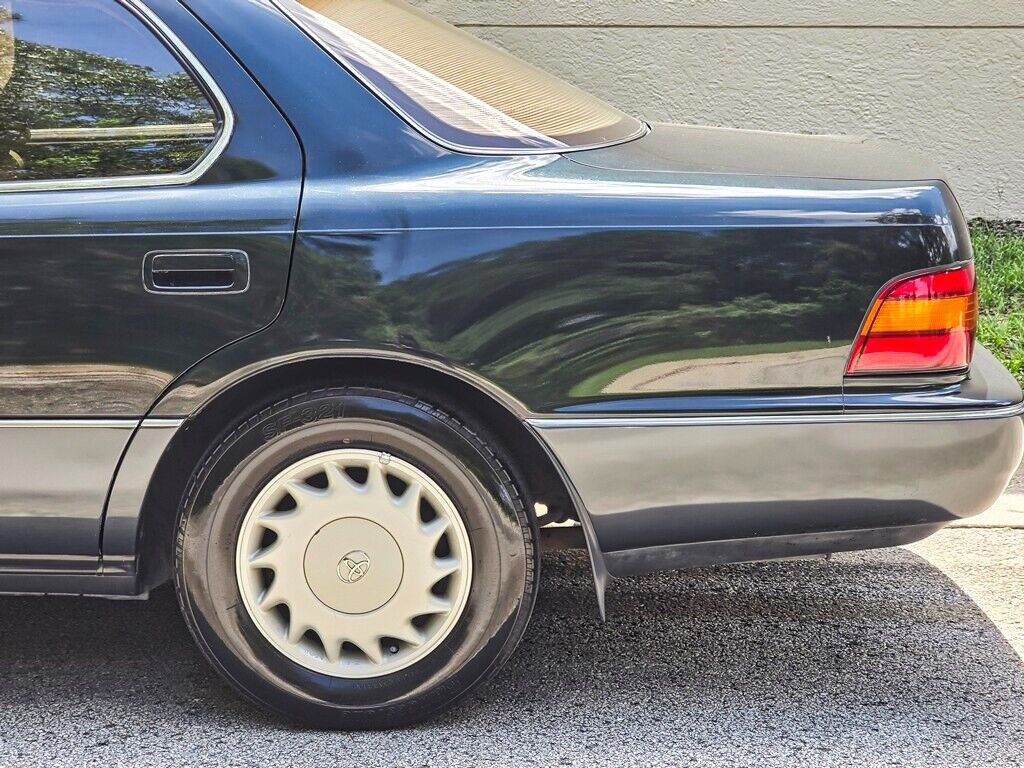 Toyota-Celsior-1991-Sedan-17