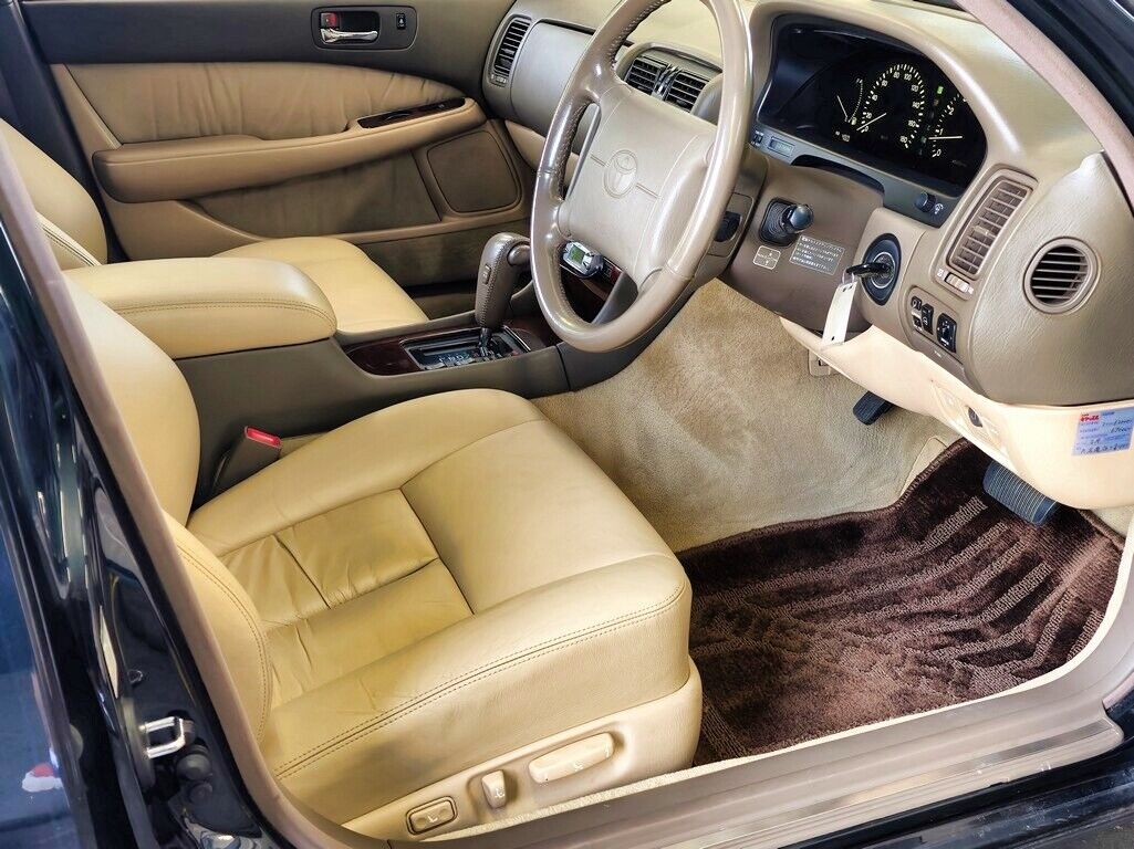 Toyota-Celsior-1991-Sedan-30