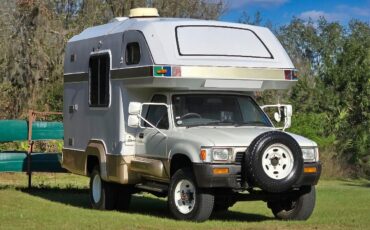 Toyota-HiLux-1990-Camper-1