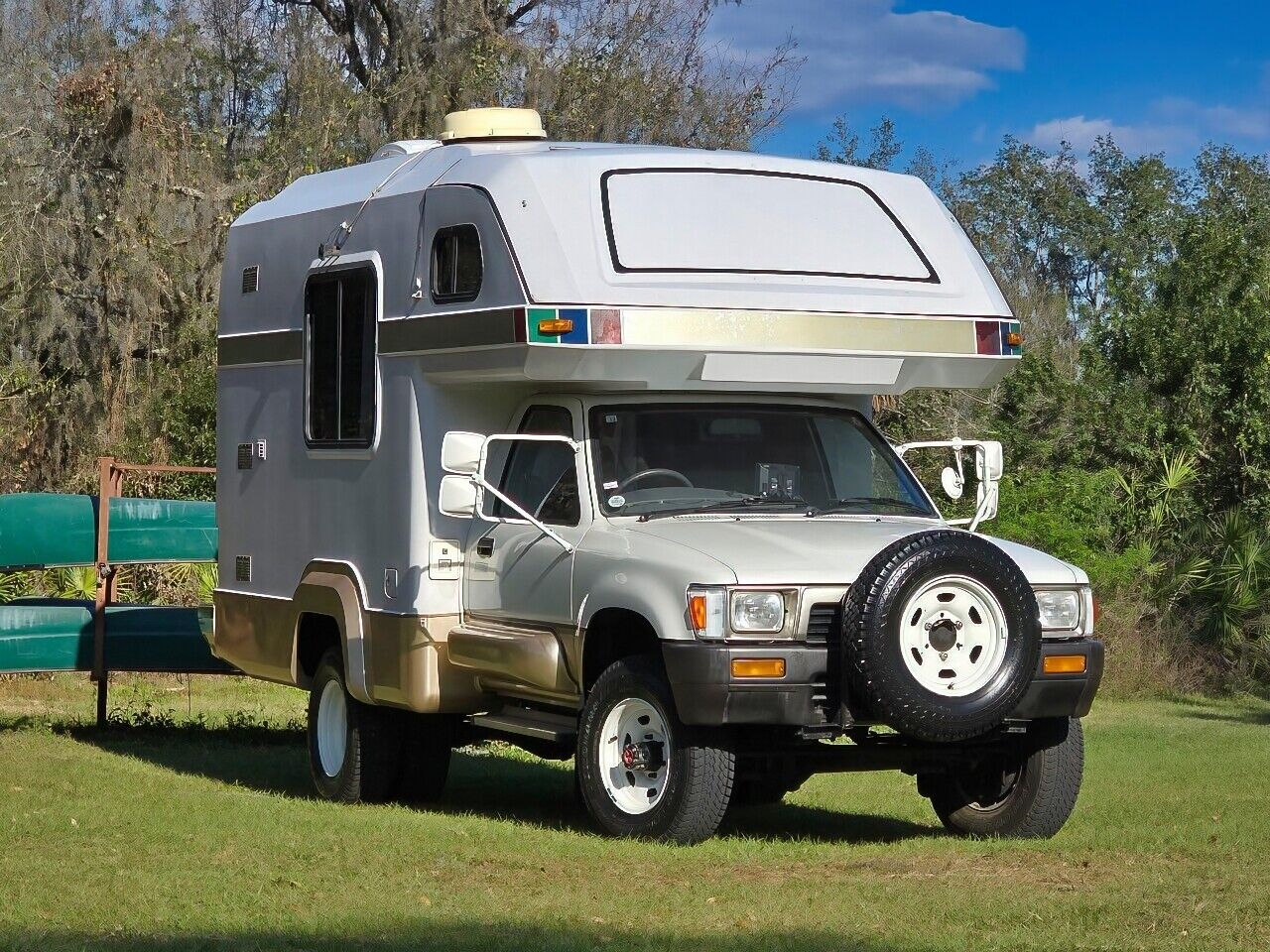 Toyota-HiLux-1990-Camper-1