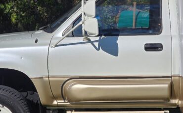 Toyota-HiLux-1990-Camper-10