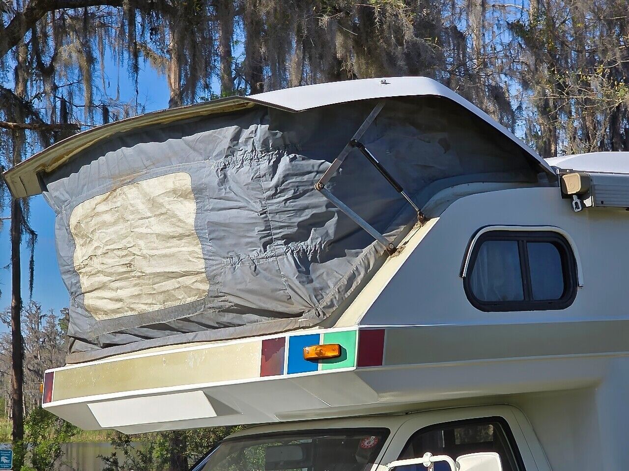 Toyota-HiLux-1990-Camper-12