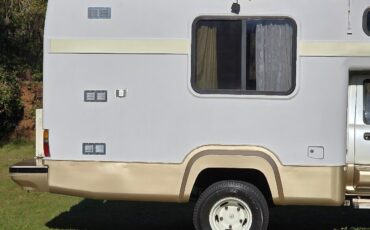 Toyota-HiLux-1990-Camper-13