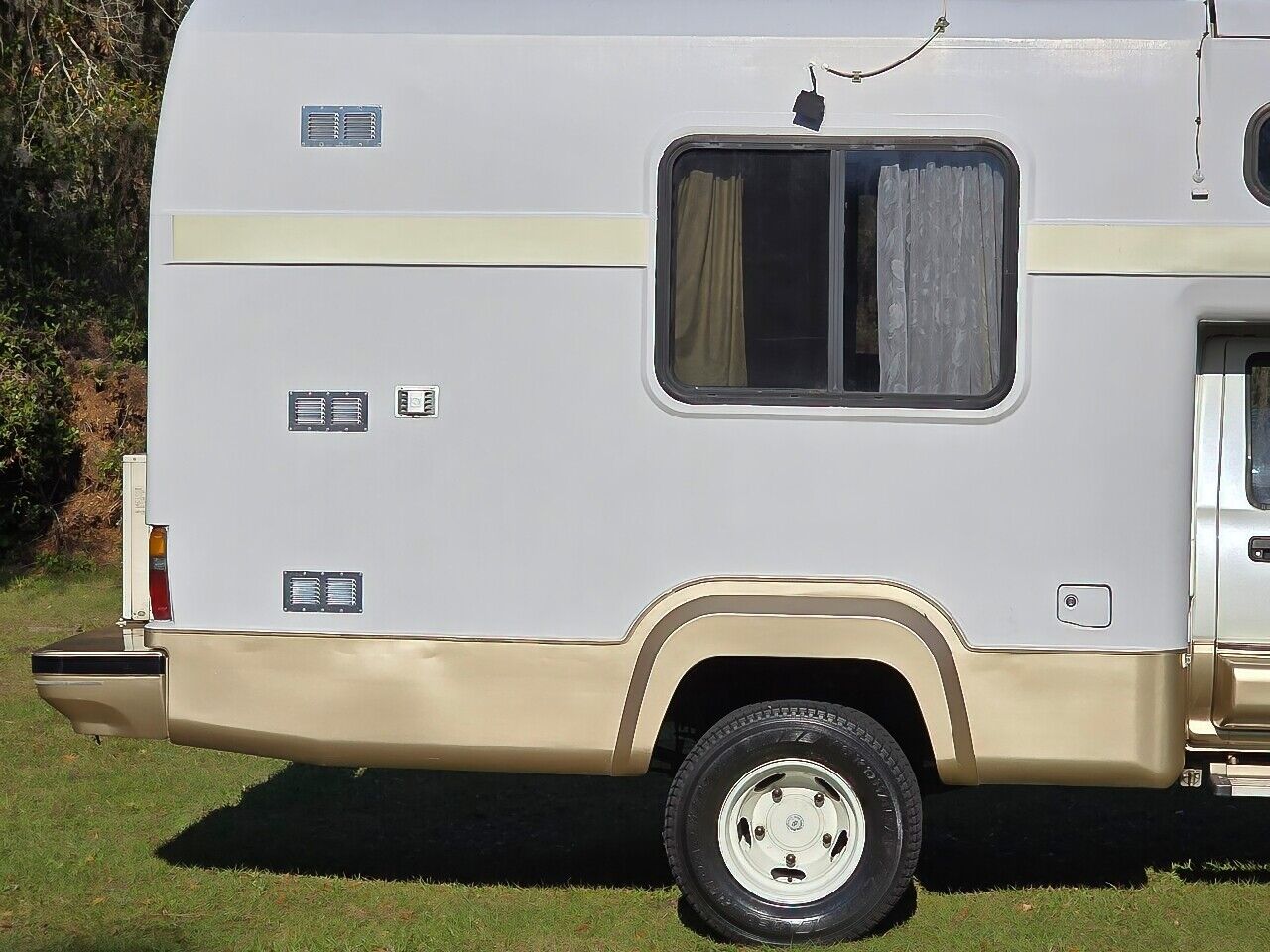 Toyota-HiLux-1990-Camper-13