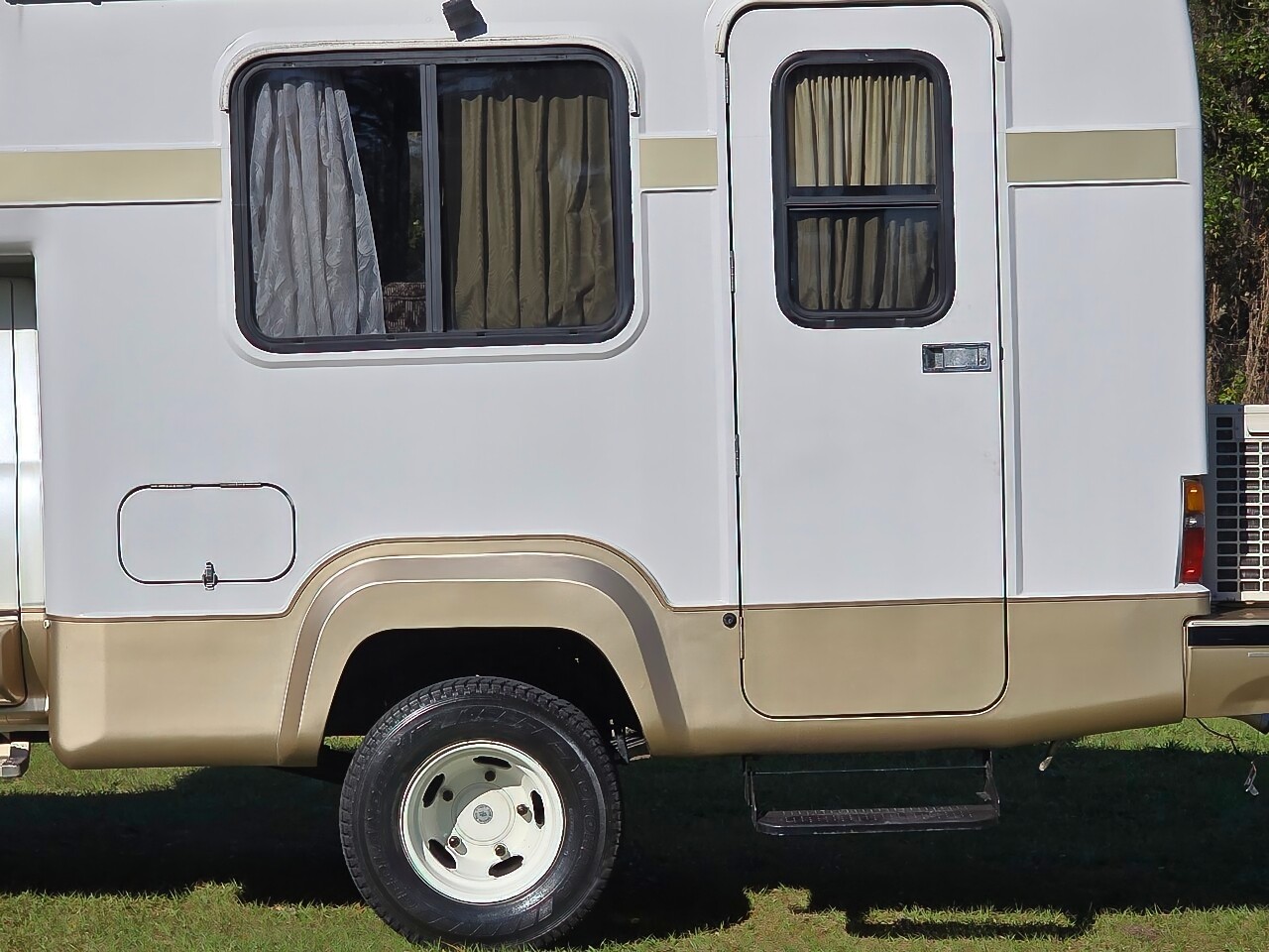 Toyota-HiLux-1990-Camper-14