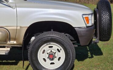 Toyota-HiLux-1990-Camper-18