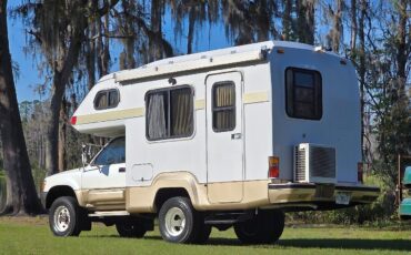 Toyota-HiLux-1990-Camper-2