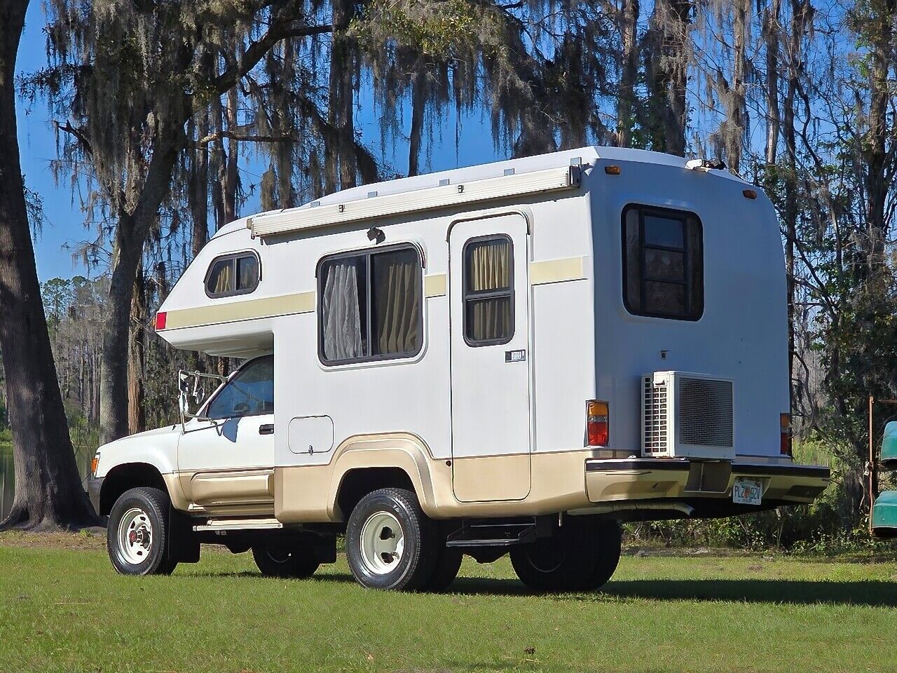 Toyota-HiLux-1990-Camper-2