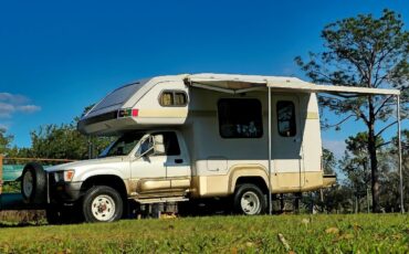 Toyota-HiLux-1990-Camper-21