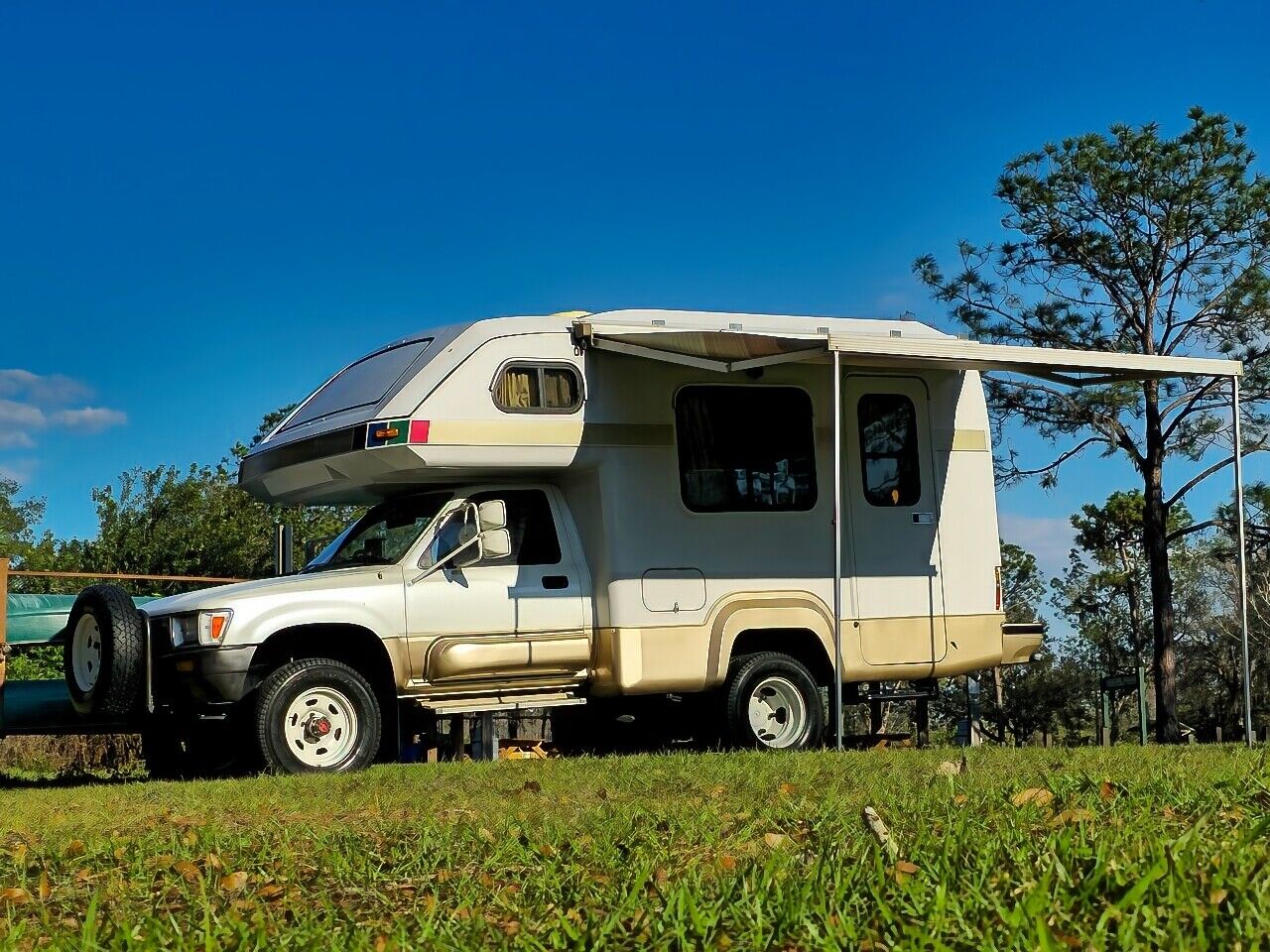 Toyota-HiLux-1990-Camper-21