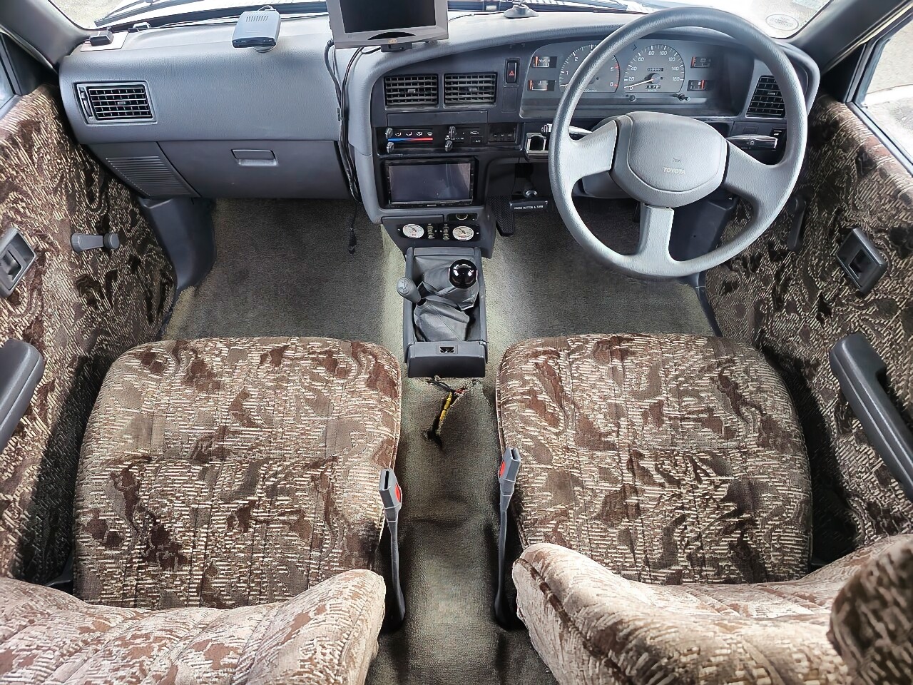 Toyota-HiLux-1990-Camper-23