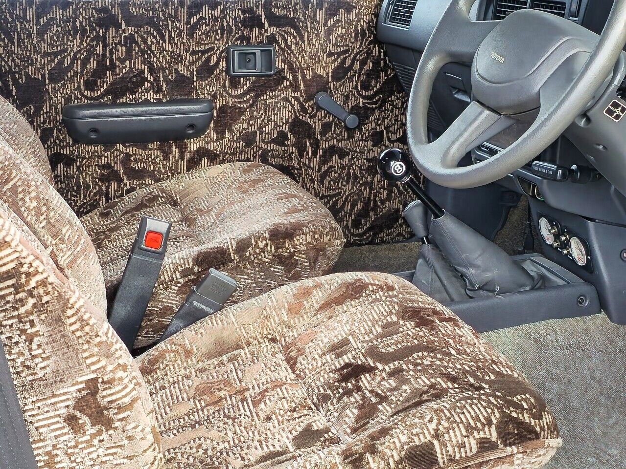 Toyota-HiLux-1990-Camper-26