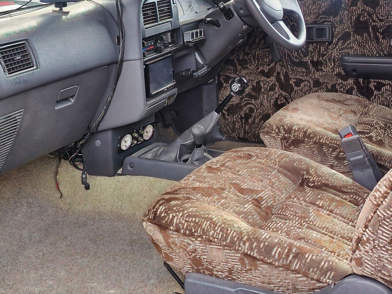 Toyota-HiLux-1990-Camper-27