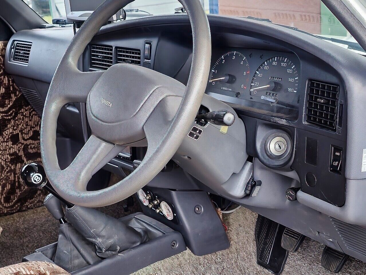 Toyota-HiLux-1990-Camper-29